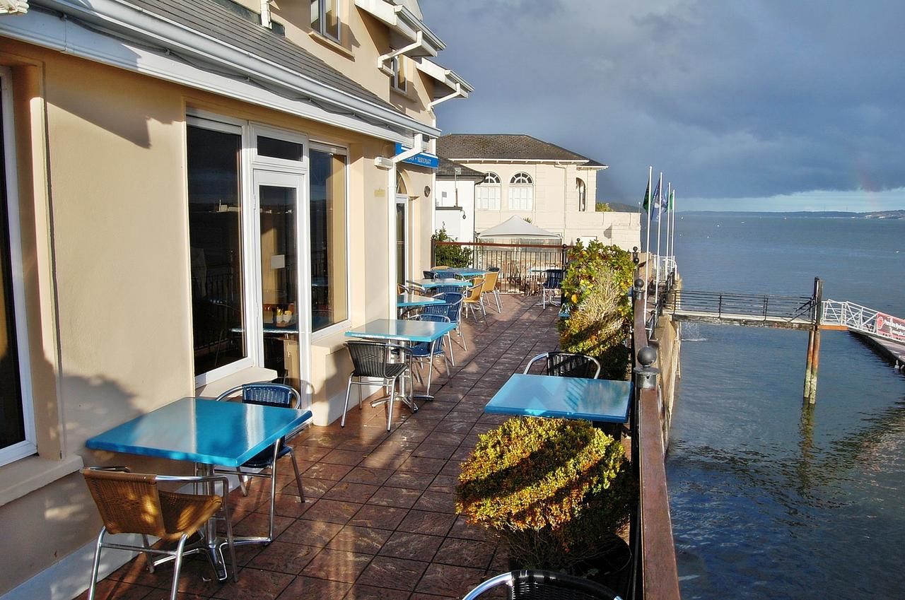 Отель WatersEdge Hotel Ков